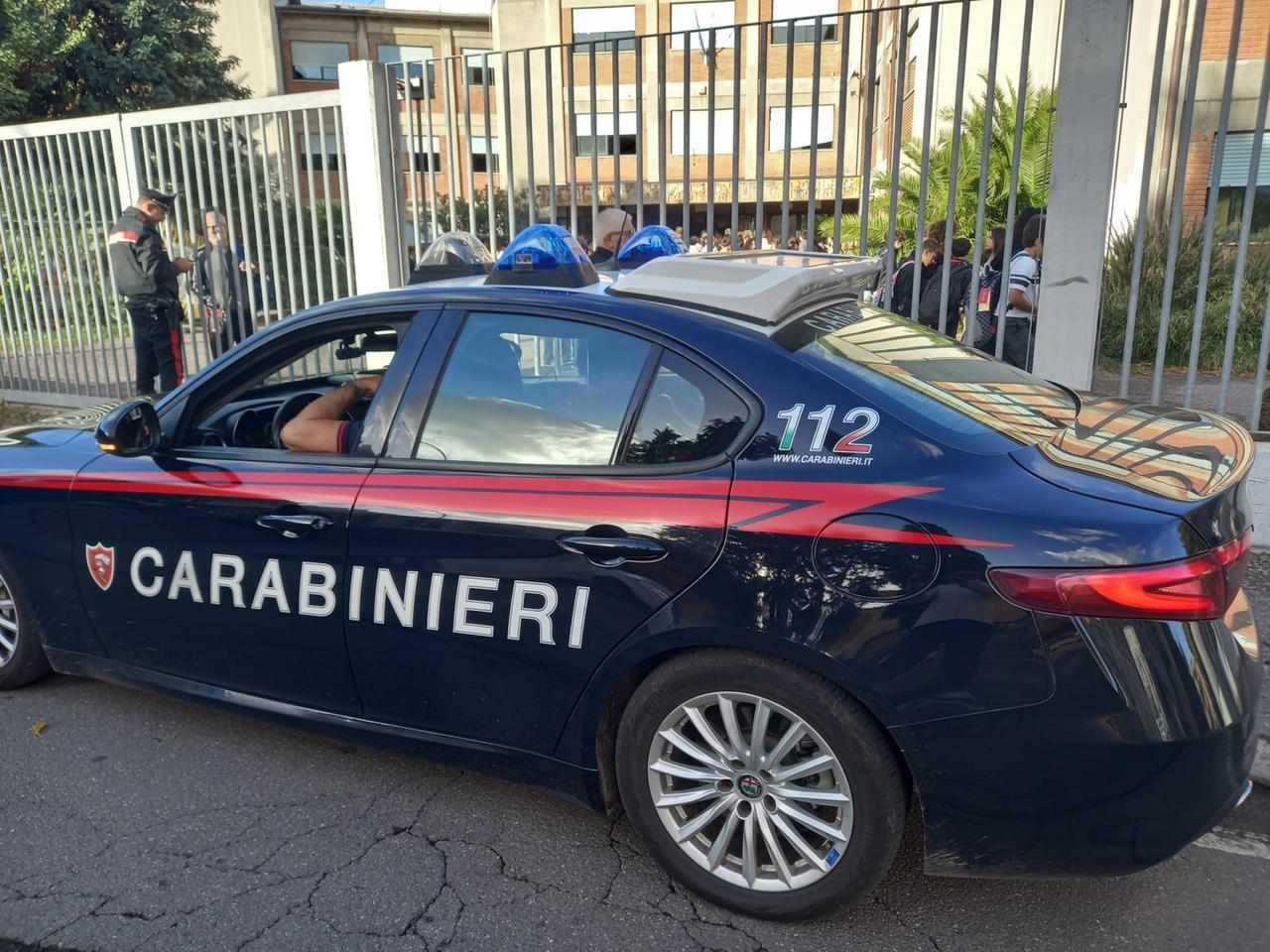 Oristano, aria irrespirabile dopo la disinfestazione a scuola: studenti fuori dalle classi