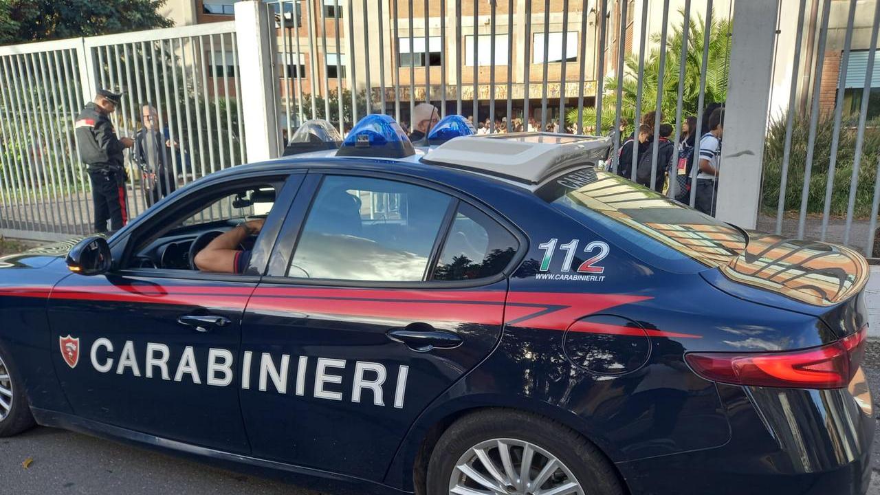 Oristano, aria irrespirabile dopo la disinfestazione a scuola: studenti fuori dalle classi