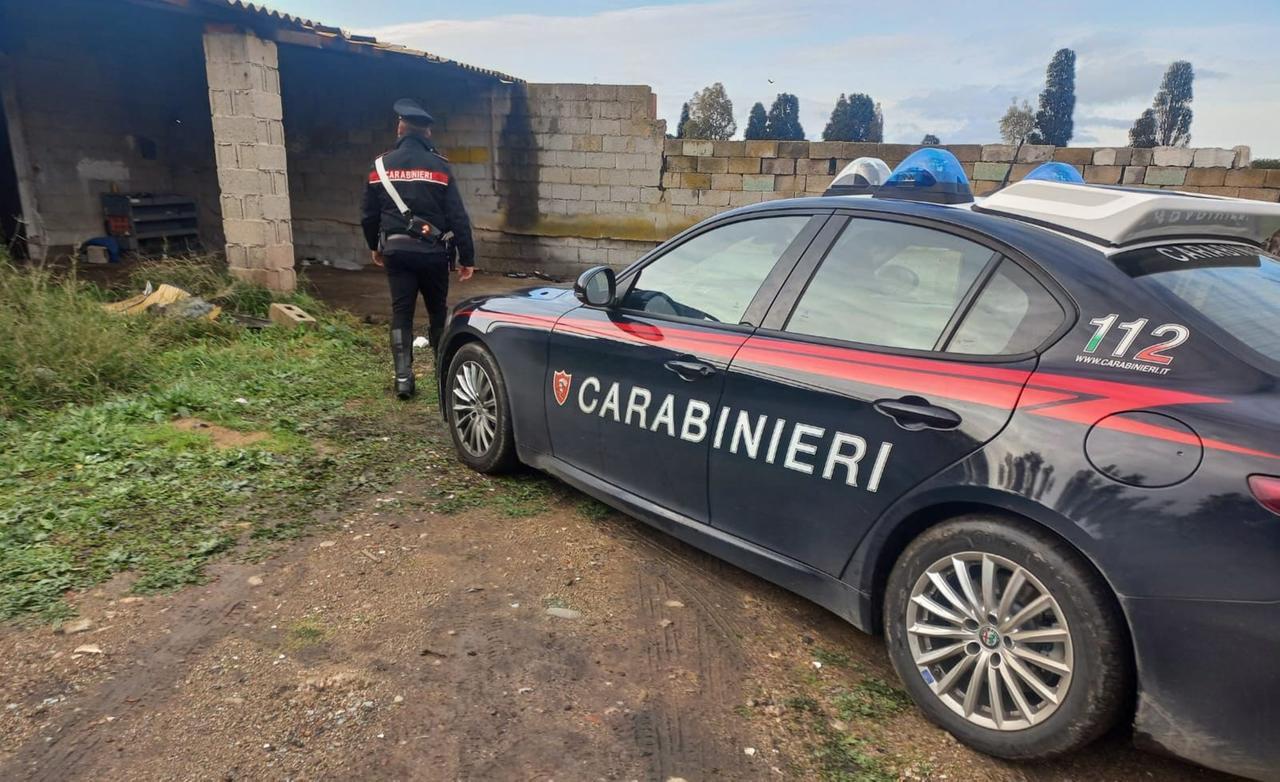 Brucia rifiuti e pneumatici vicino alle case: arrestato un 55enne