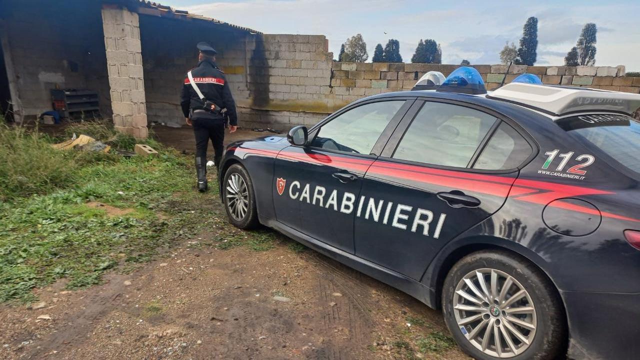 Brucia rifiuti e pneumatici vicino alle case: arrestato un 55enne