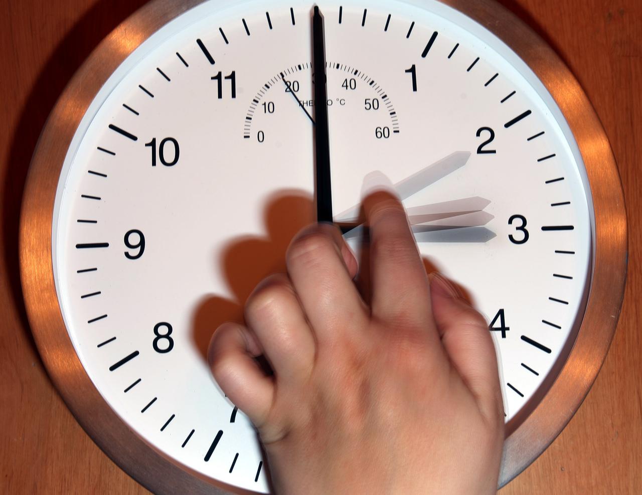 Ferrara, stanotte torna l’ora solare: si dorme un po’ di più ma si consuma più energia