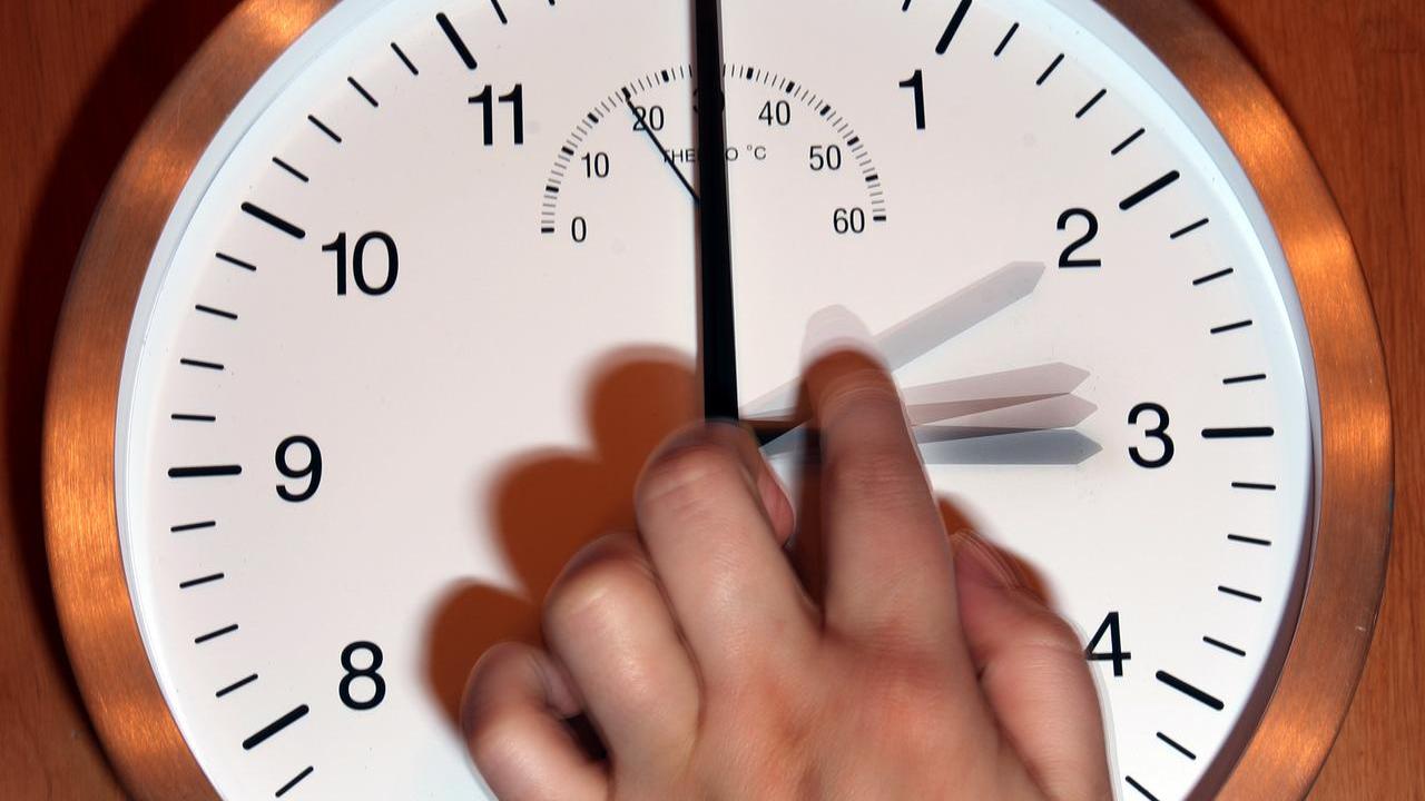 Ferrara, stanotte torna l’ora solare: si dorme un po’ di più ma si consuma più energia