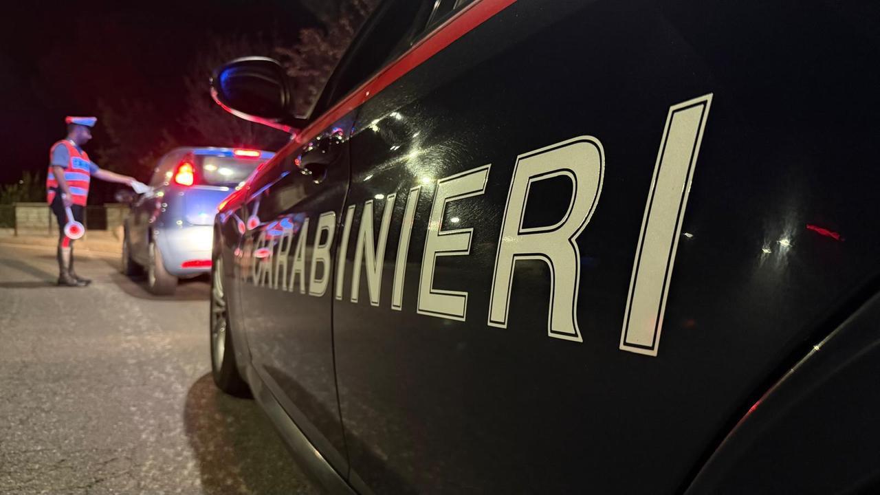Gli impongono l’alt, ma aziona gli abbaglianti e si dà alla fuga: denunciato 23enne