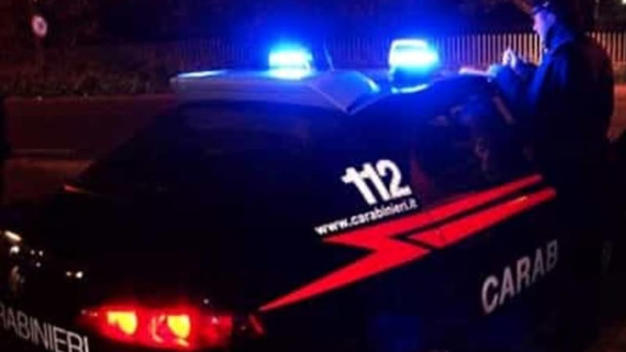 Ponsacco, paura in centro: non si ferma in auto all’alt dei carabinieri – Trovato con un coltello