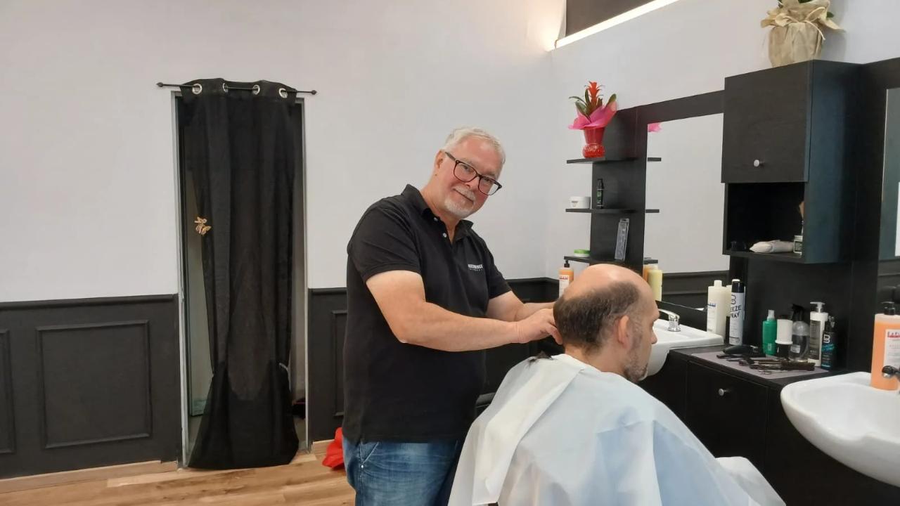 Giovanni Matteucci nel suo nuovo negozio 