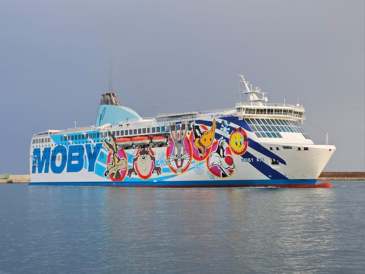 Burrasca di maestrale, il traghetto non può sbarcare a Porto Torres: Moby costretta a dirottarlo su un’altra destinazione