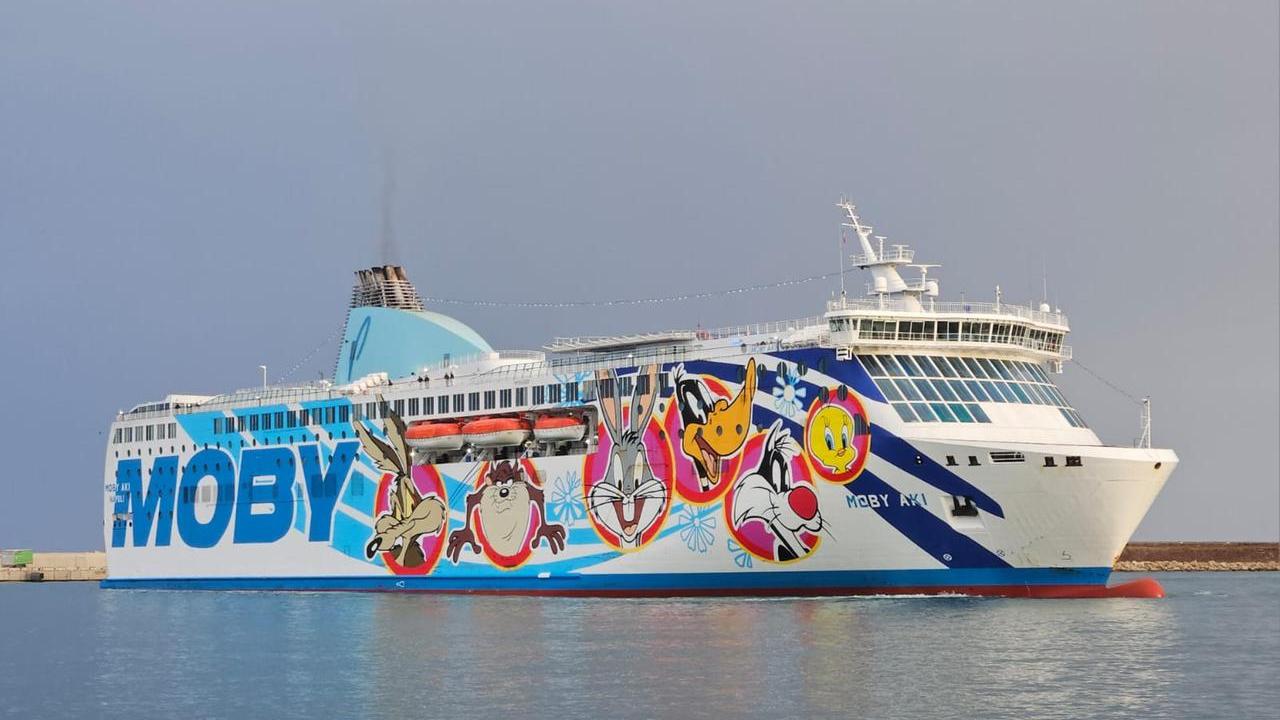 Burrasca di maestrale, il traghetto non può sbarcare a Porto Torres: Moby costretta a dirottarlo su un’altra destinazione