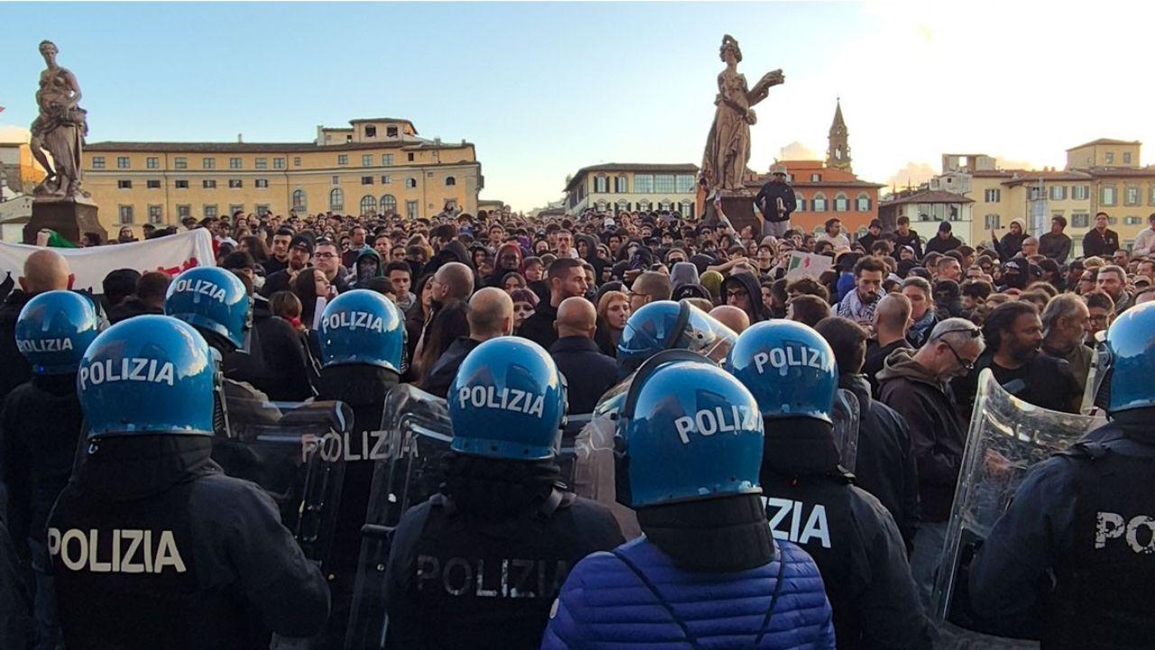 Cortei e proteste in Toscana, la diretta dalle piazze. In migliaia a Firenze: tensione sul lungarno con le forze dell’ordine – Aggiornamenti live