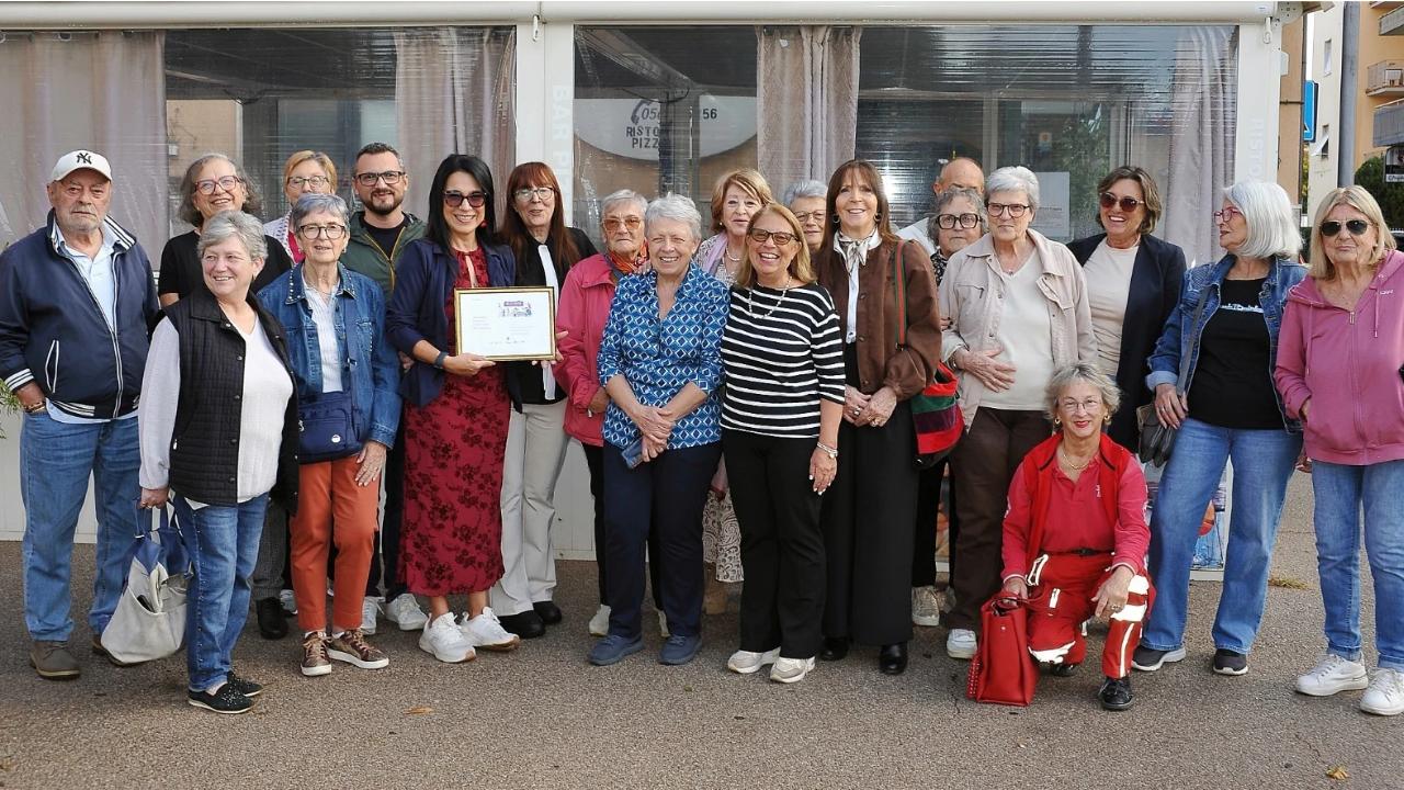 Scarlino, toglie le slot machine e al loro posto mette un laboratorio di cannoli: premiato il bar “Lo Scalo”