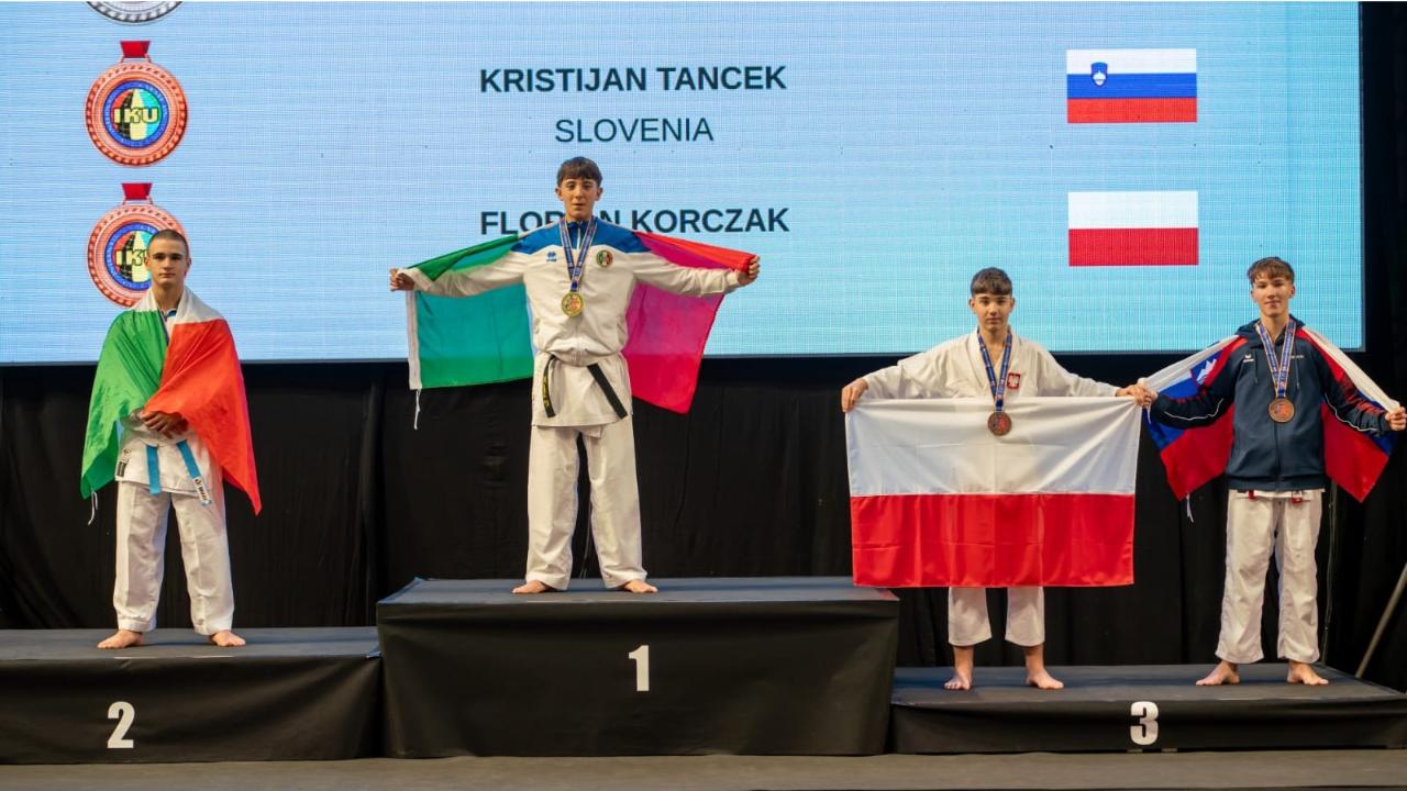 Mattia Devicienti sul gradino più alto del podio 