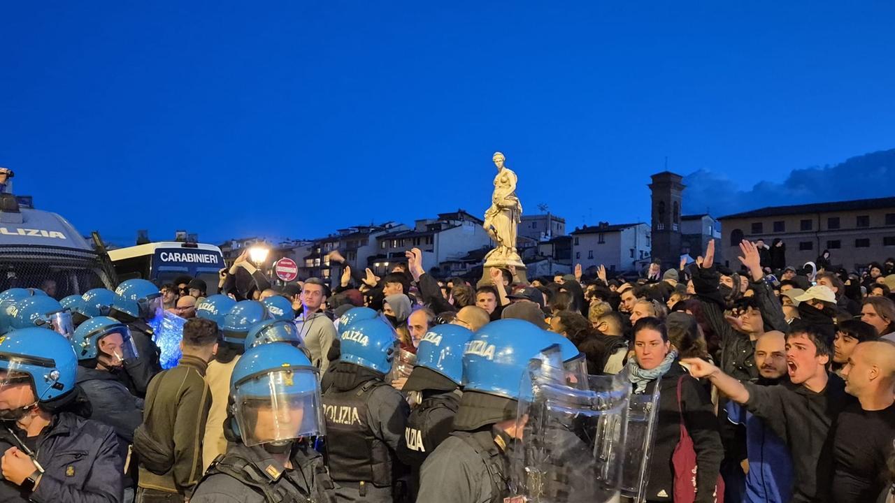 Cortei e proteste, in migliaia a Firenze. Momenti di tensione: lancio di bottiglie e petardi, poi lo stallo – Diretta