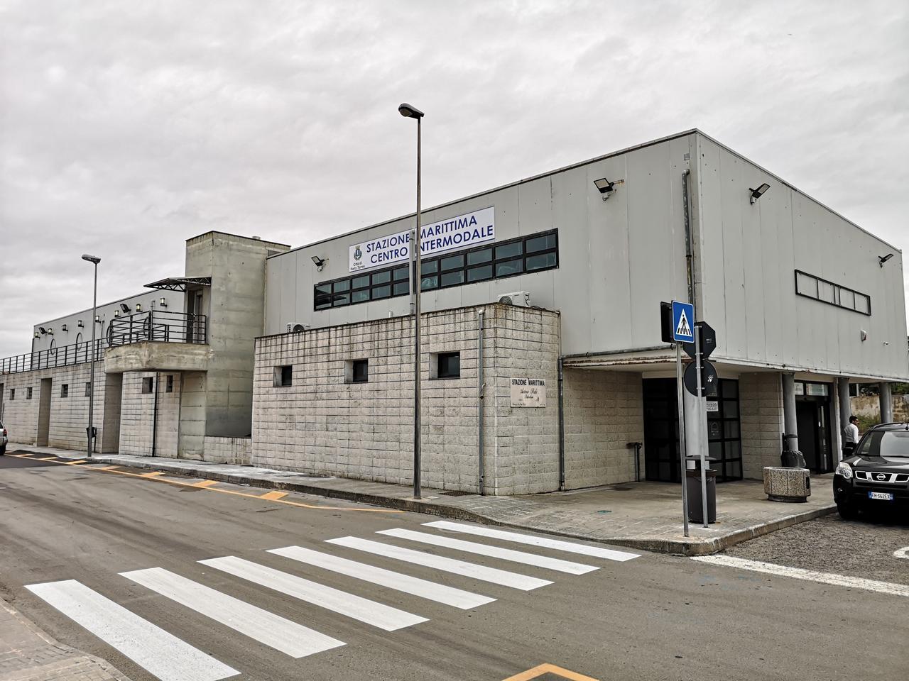 Tensione a Porto Torres, migranti respinti all’imbarco: minacce agli addetti e pugni contro la biglietteria