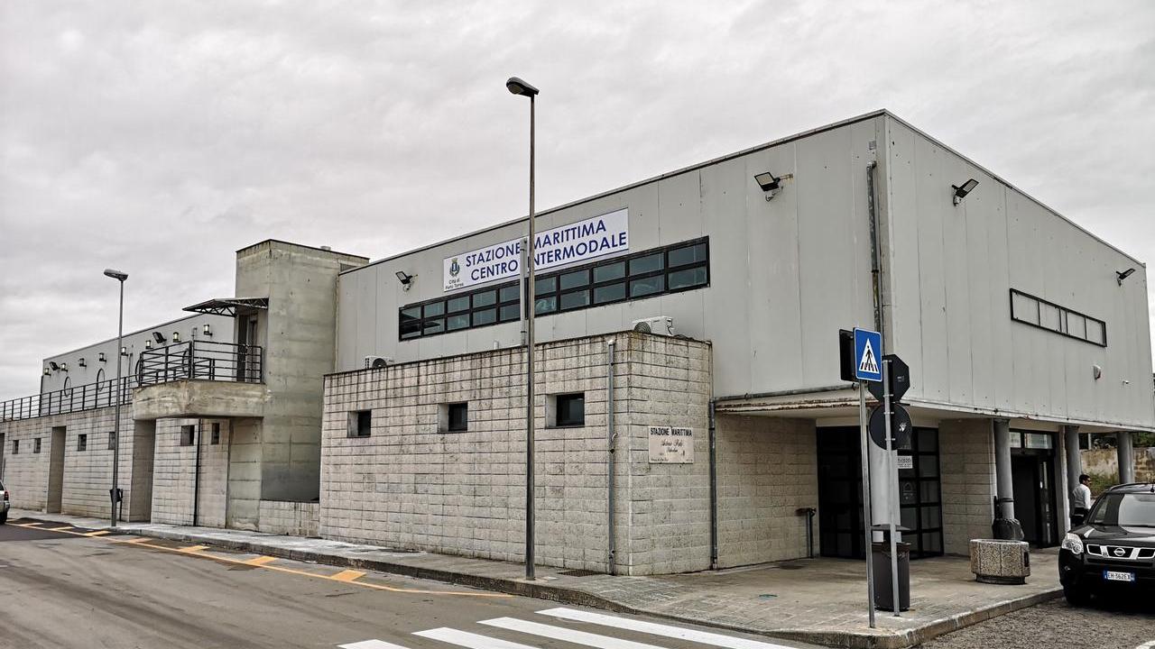 Tensione a Porto Torres, migranti respinti all’imbarco: minacce agli addetti e pugni contro la biglietteria
