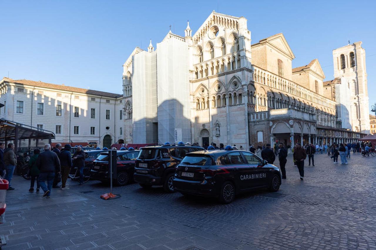 Ferrara, centro storico blindato per una protesta timida
