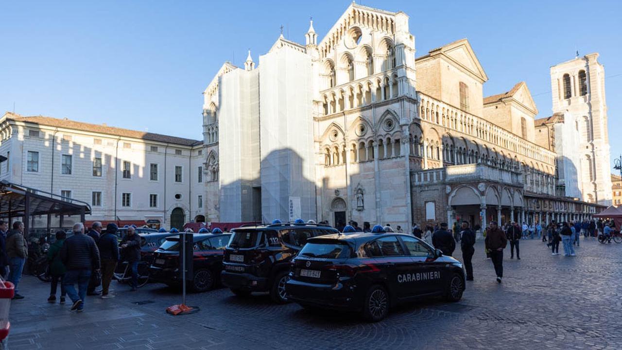 Ferrara, centro storico blindato per una protesta timida