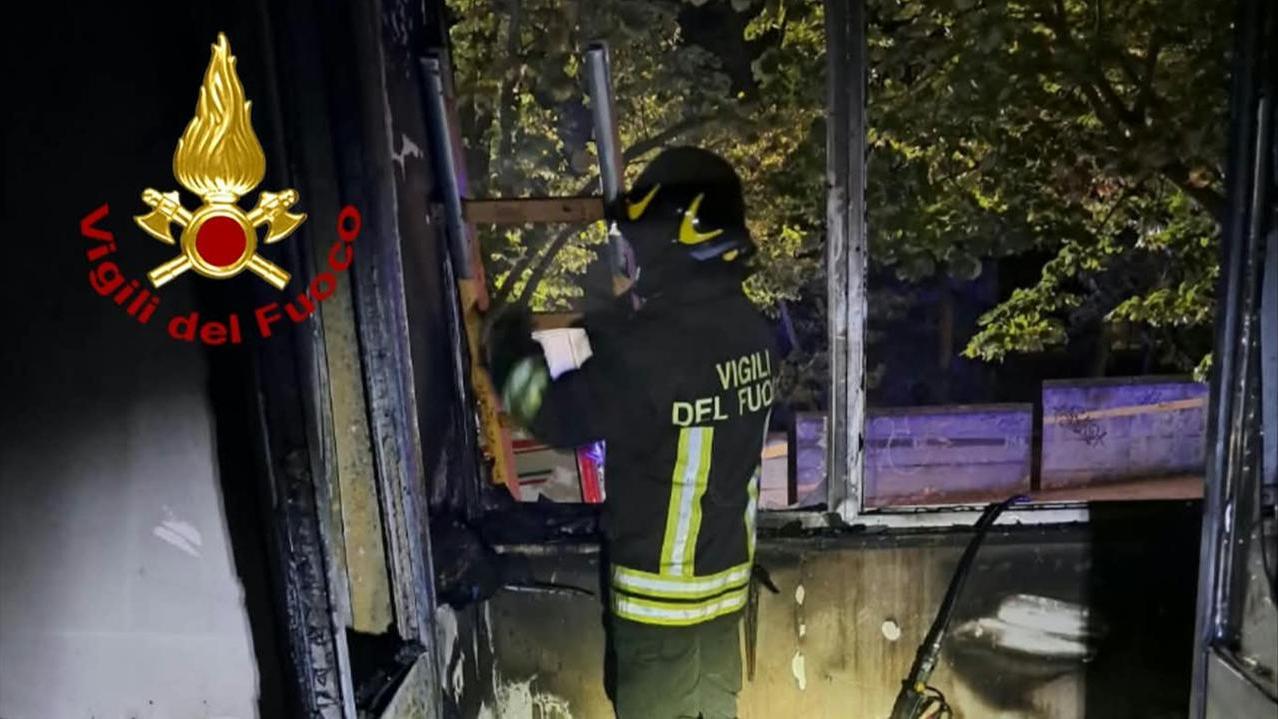 Paura a Nuoro, prende fuoco la veranda per una sigaretta lasciata accesa