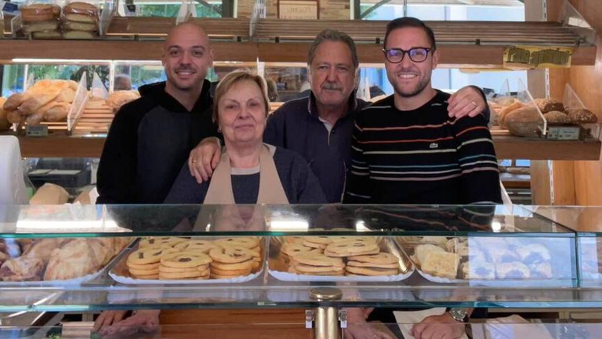 Claudia Cervetti (al centro) con il marito e i figli