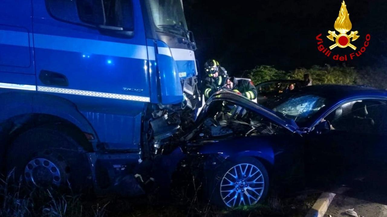 Schianto contro un camion nella notte a Poviglio: grave un 44enne