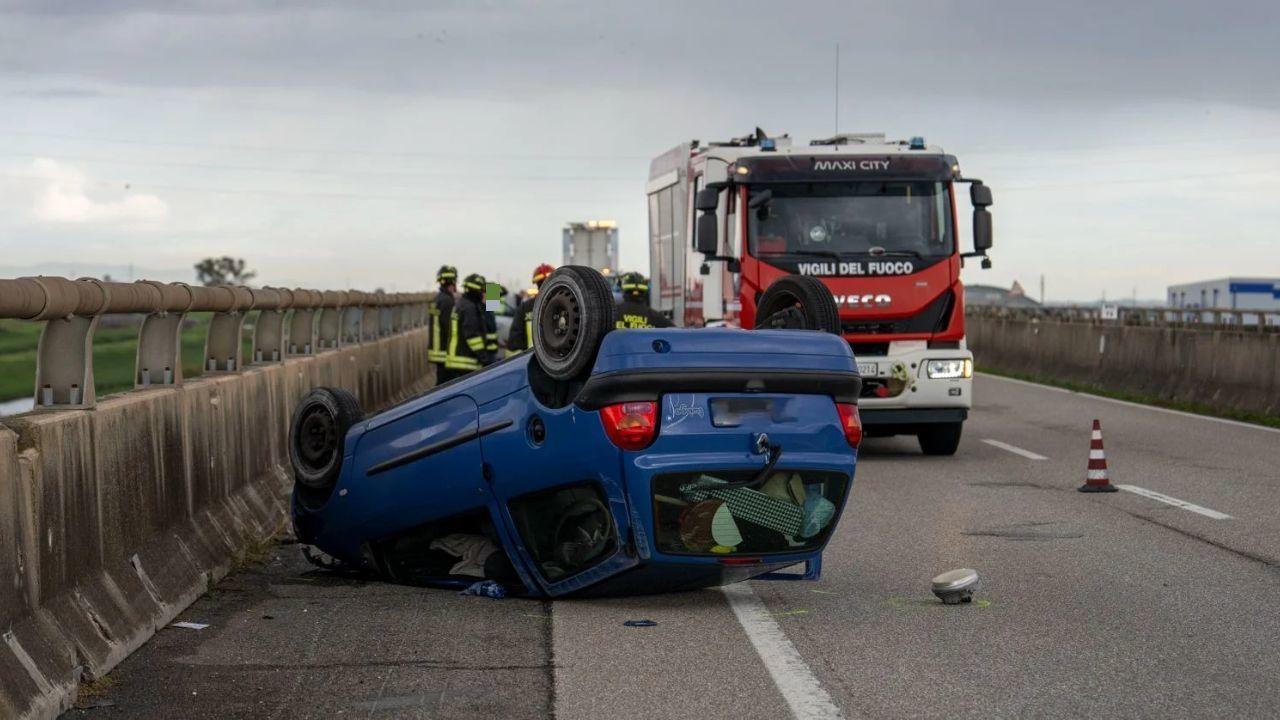 L'auto ribaltata (foto Stick)