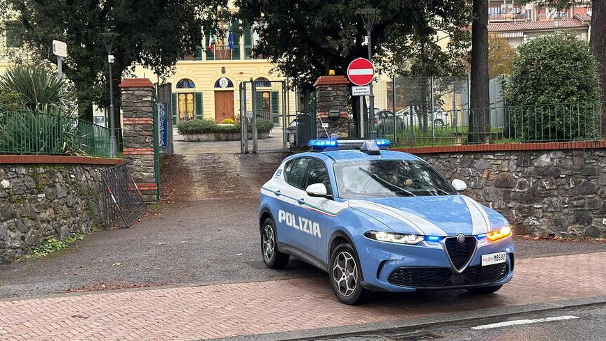 Una volante della polizia davanti al commissariato di viale Adua a Montecatini (foto Nucci)