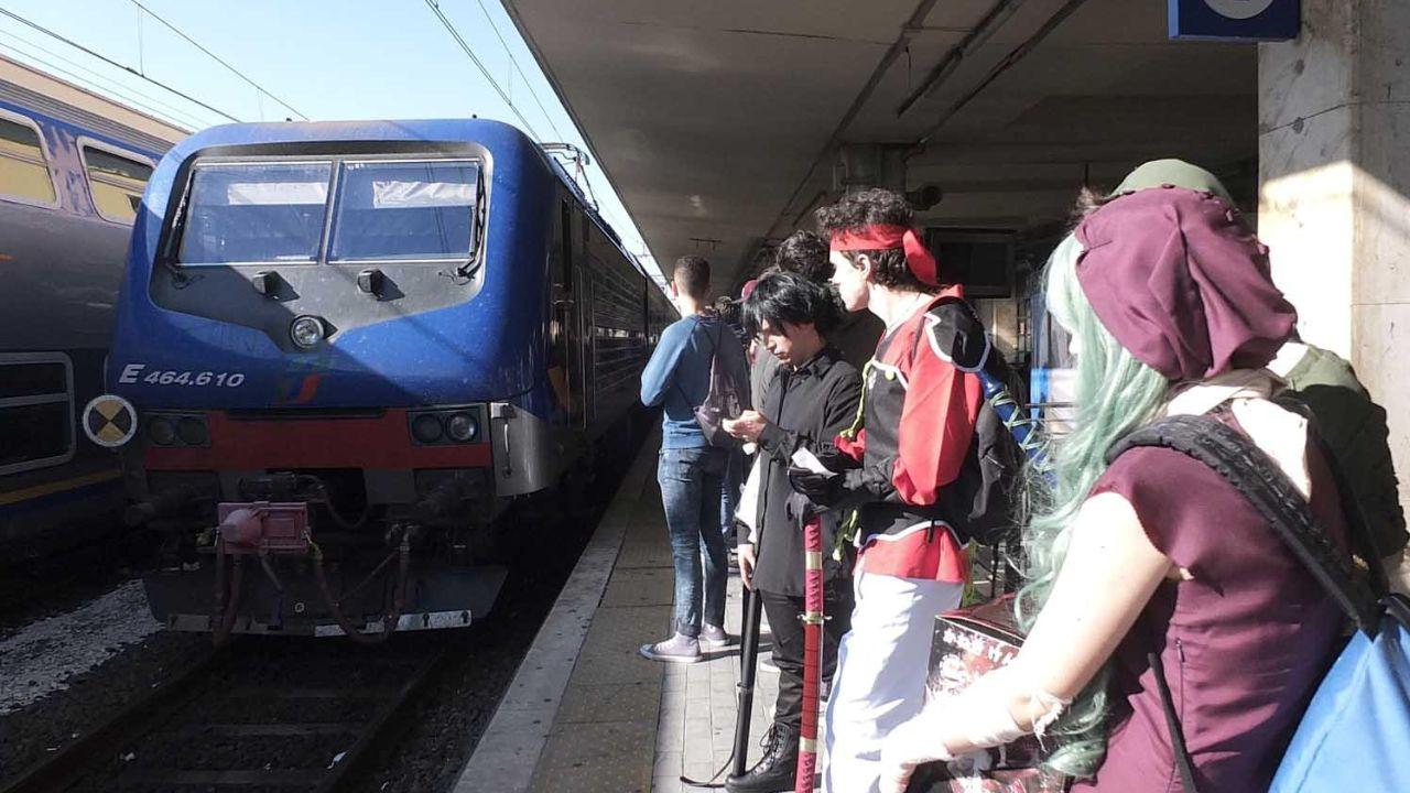Alcuni visitatori del Lucca Comics in attesa del treno (foto d'archivio)