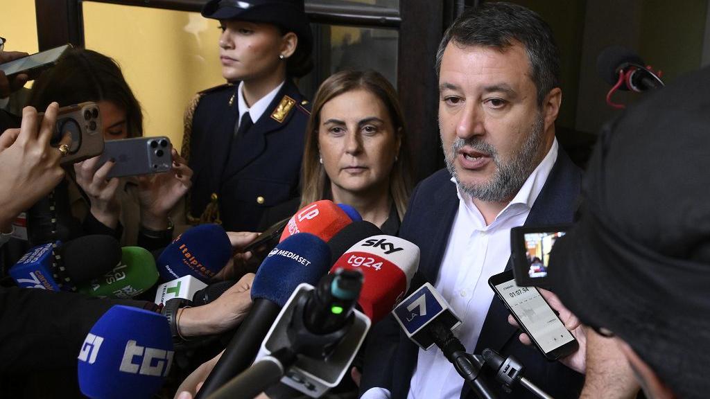 Lega, Salvini rieletto con il 76%: stop ad armi e soldi all’Ucraina, scontro con i giornalisti