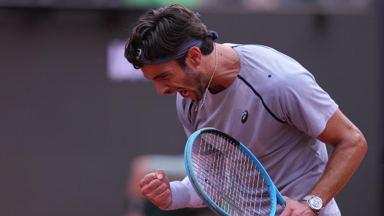 Impresa di Musetti a Lione, batte Fritz e torna a vincere un titolo Atp dopo quattro anni: «È quasi un sogno...»