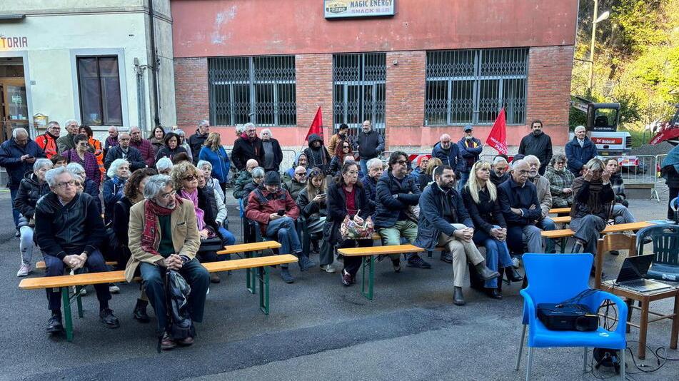 Il pubblico in piazza a Taviano 