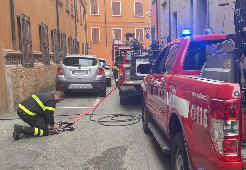 L’asciugatrice va a fuoco: evacuata una palazzina in centro storico
