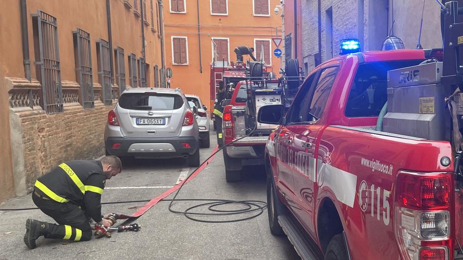 L’asciugatrice va a fuoco: evacuata una palazzina in centro storico