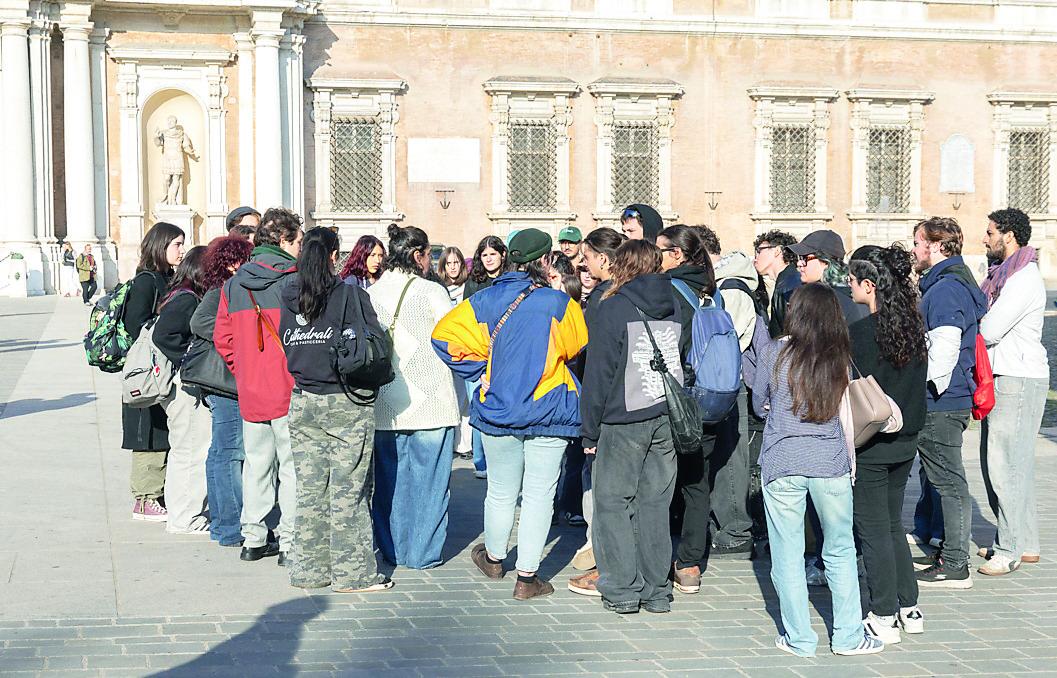 «Stop caro-vita»: mini presidio in piazza Roma