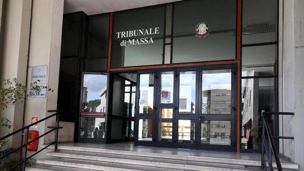 Massa, scambio di offese studente-prof: docente sospeso