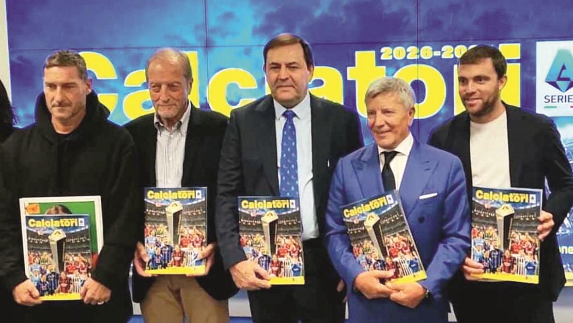 È uscita l’edizione del 2026 dell’Album Panini con le figurine dei calciatori: spazio dedicato ai campioni del passato, da Maradona a Baresi