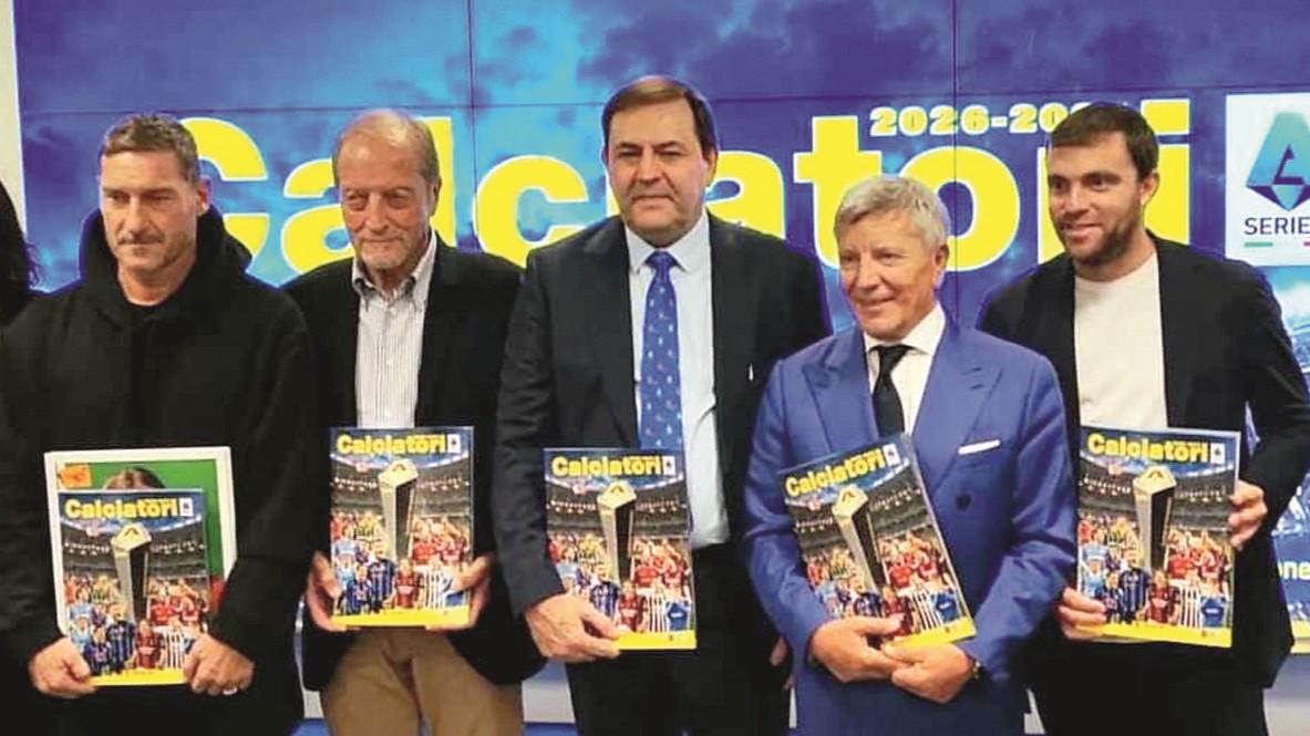 È uscita l’edizione del 2026 dell’Album Panini con le figurine dei calciatori: spazio dedicato ai campioni del passato, da Maradona a Baresi
