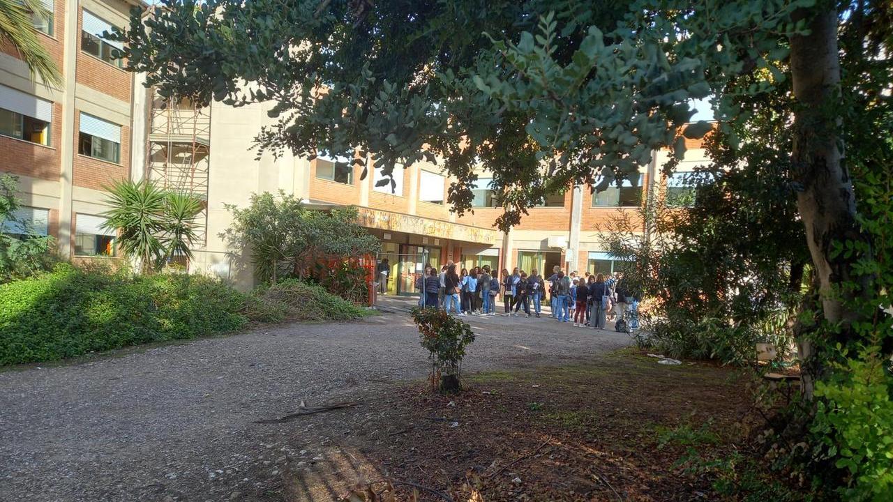 Odori troppo forti dopo la sanificazione, niente lezioni: famiglie avvisate all’ultimo momento