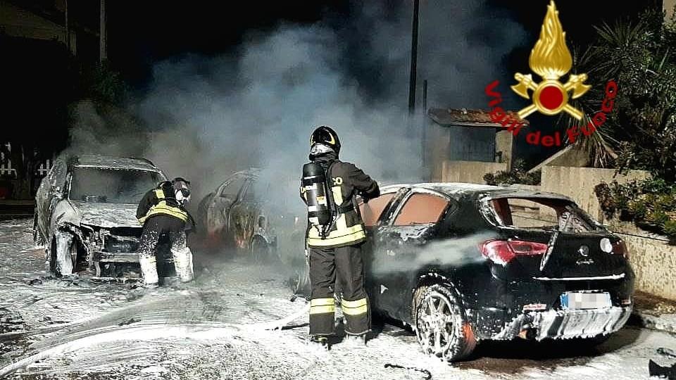 Attentato incendiario, tre auto distrutte dalle fiamme