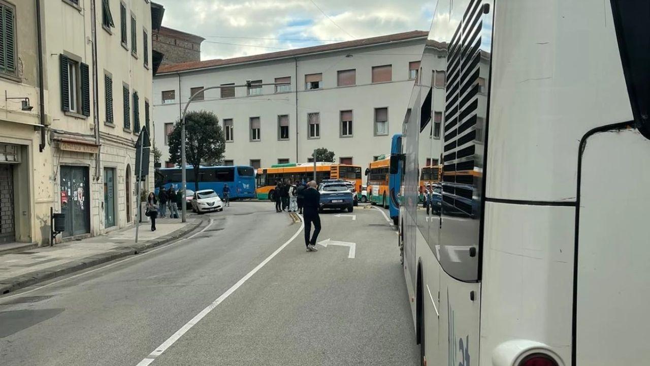 Pistoia, scatta la prima occupazione studentesca: traffico bloccato in corso Gramsci