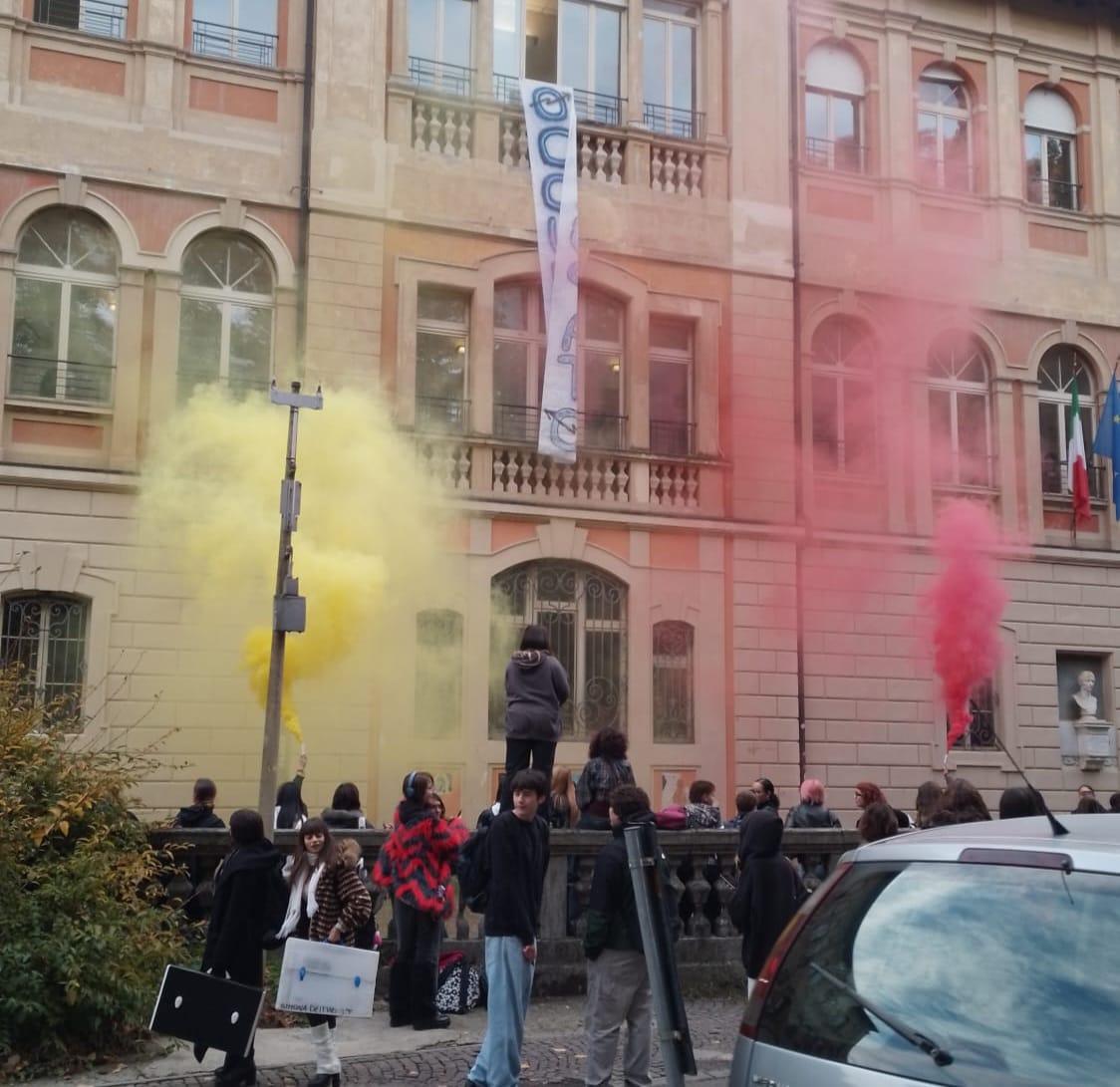Proteste studentesche, a Reggio Emilia occupano l’istituto Chierici