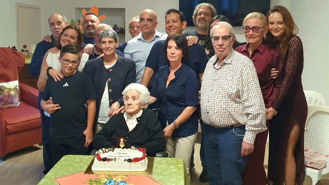 Tzia Vincenza Casula ha compiuto 104 anni, il suo segreto sono ottimismo, curiosità e resilienza – La storia