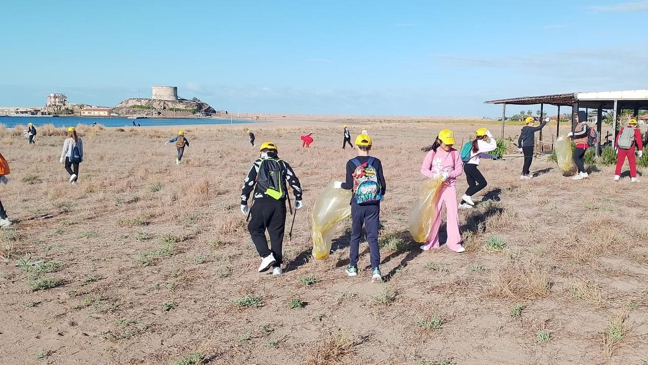 Guanti, pinze e buste gialle: gli studenti puliscono la spiaggia