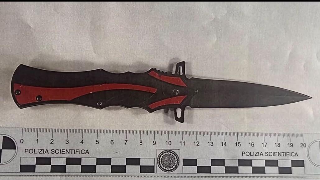 Sassari, accoltellamento davanti alle Iene: sequestrati i telefoni dell’aggressore e della vittima