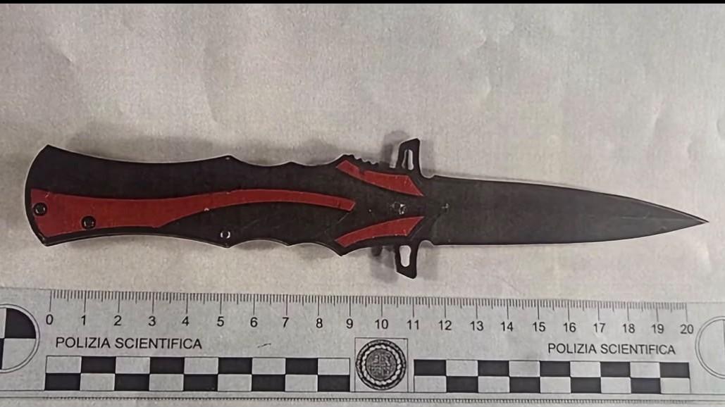 Sassari, accoltellamento davanti alle Iene: sequestrati i telefoni dell’aggressore e della vittima