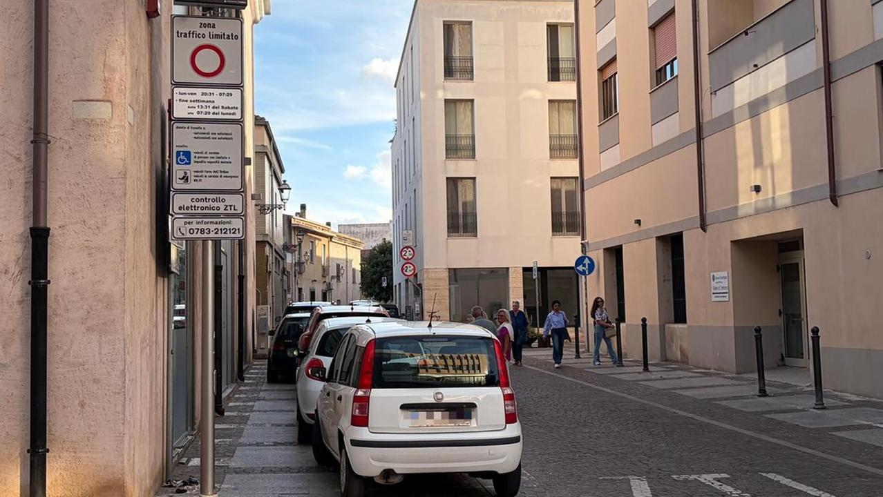 Oristano L’ingresso alla Ztl da via Mazzini con i nuovi cartelli