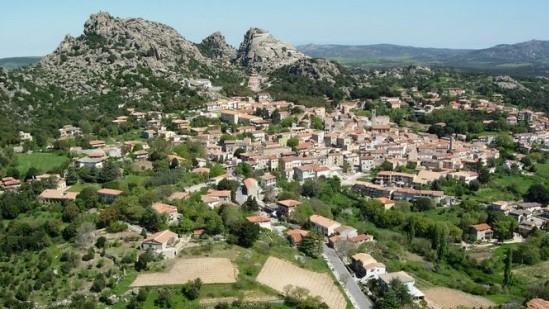 Case nei borghi, in Italia si cerca l’affare ma la Sardegna fa eccezione: qui il mare spinge i prezzi