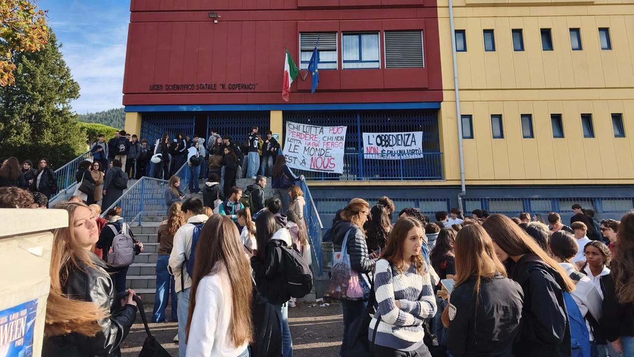 Gli studenti del Liceo Copernico all'esterno della scuola