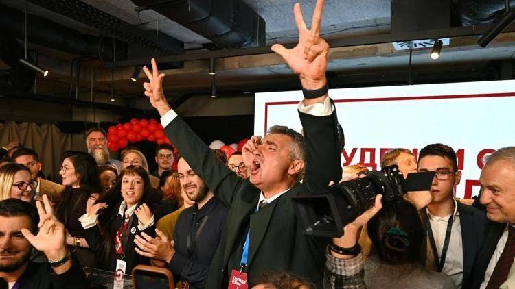 Serbia, svolta alle elezioni politiche: vittoria schiacciante della Lista degli Studenti, Vucic riconosce la sconfitta