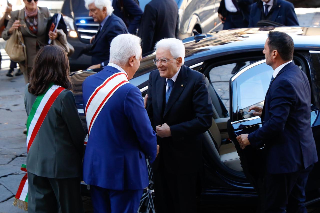 Firenze, Mattarella e l’allarme su intelligenza artificiale e fake news: «Potrebbero pregiudicare i valori fondativi della democrazia»