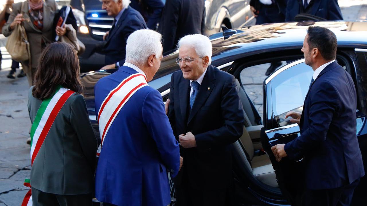 Firenze, Mattarella e l’allarme su intelligenza artificiale e fake news: «Potrebbero pregiudicare i valori fondativi della democrazia»