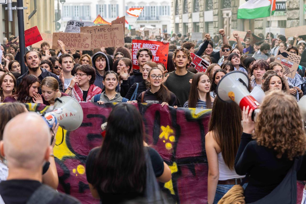 Firenze, corteo degli studenti contro Valditara: tensione con la polizia in centro – Video