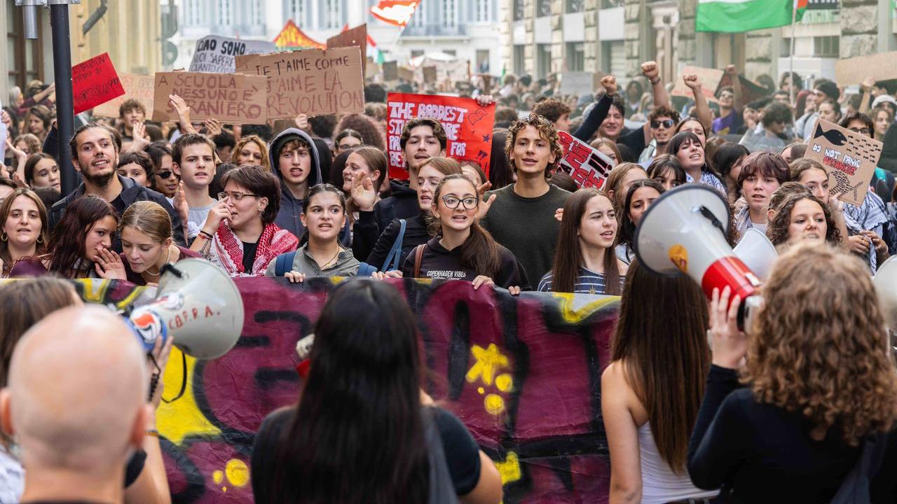 Firenze, corteo degli studenti contro Valditara: tensione con la polizia in centro – Video